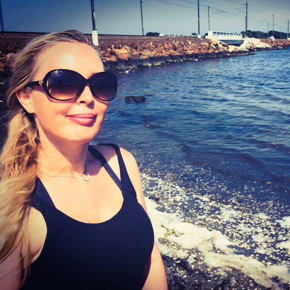 Meet your Posher, Elle - Picture 1 of 1